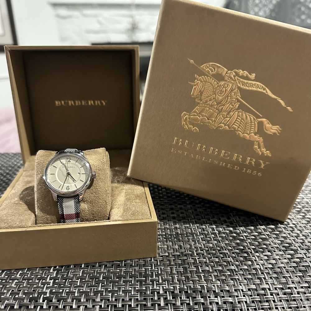 NWT BURBERRY LADY’S WATCH in black, red,light tan,cream and white. Round face. - Picture 12 of 13